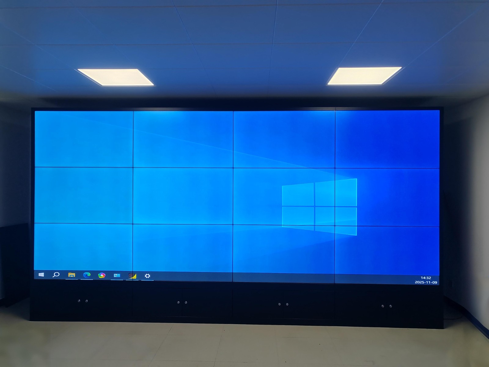 襄陽某工廠 55寸1.7mm拼縫拼接屏 3×4落地機柜安裝